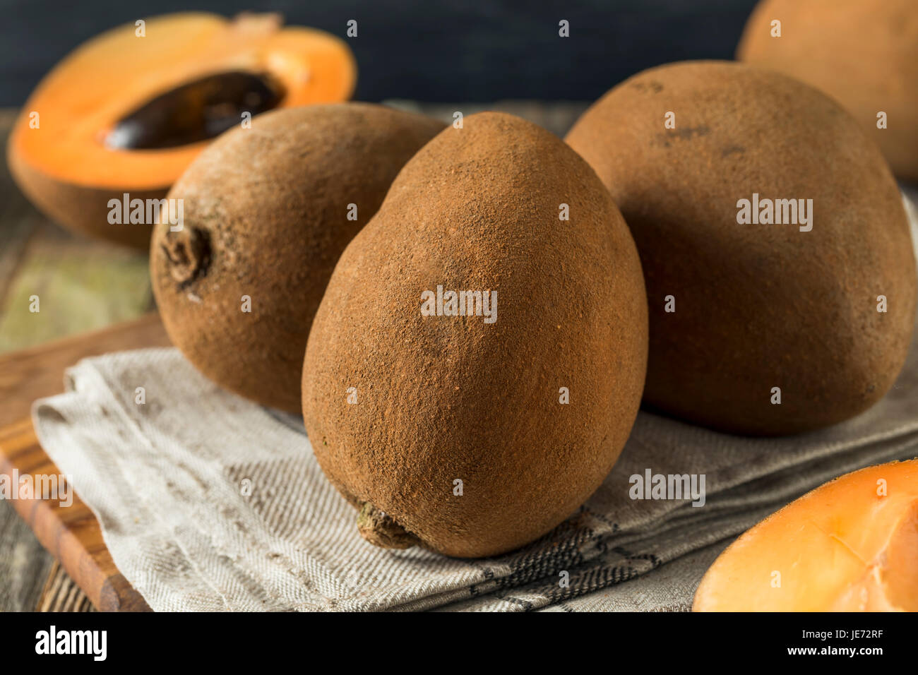 Materie organiche Mamey marrone frutta con un seme marrone Foto Stock