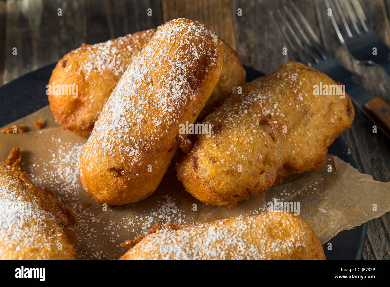 In casa Fritte spugna gialla Snack dolci con zucchero a velo Foto Stock