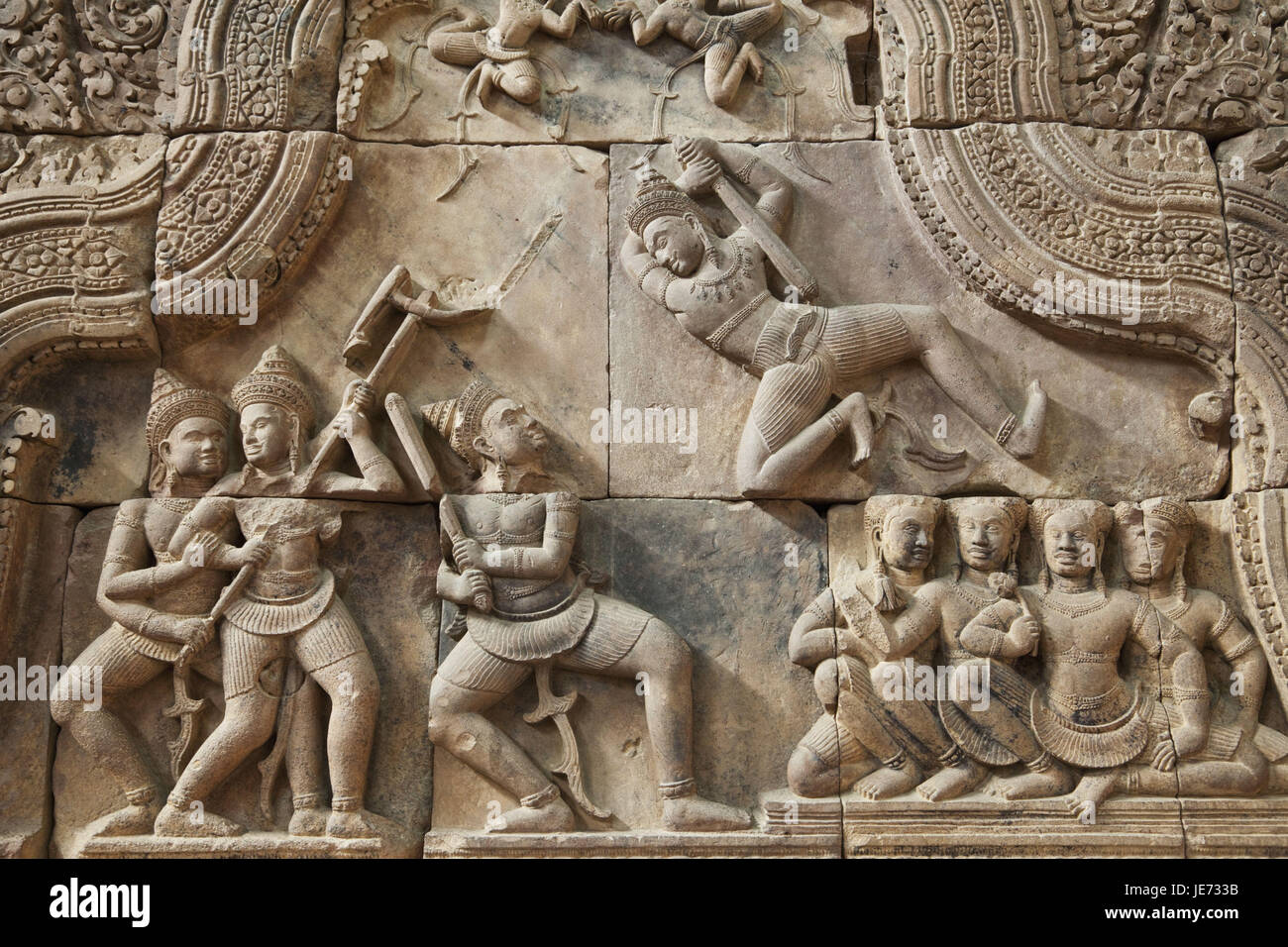 Cambogia, Phnom Penh, il museo nazionale e il rilievo di pietra arenaria, rappresentazione "lotta di Bhima e Duryodhana', periodo di Angkor, Banteay Srei stile, decimo secolo, Foto Stock