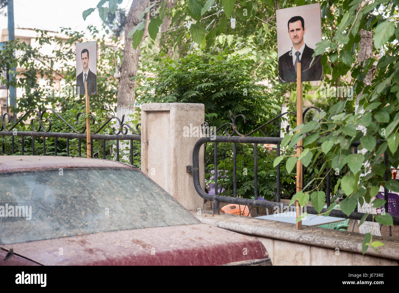 Ritratto del Presidente Bashar Hafez al-Assad su una struttura ad albero Hasakeh Chiesa Evangelica in Hasakeh, Siria. Foto Stock