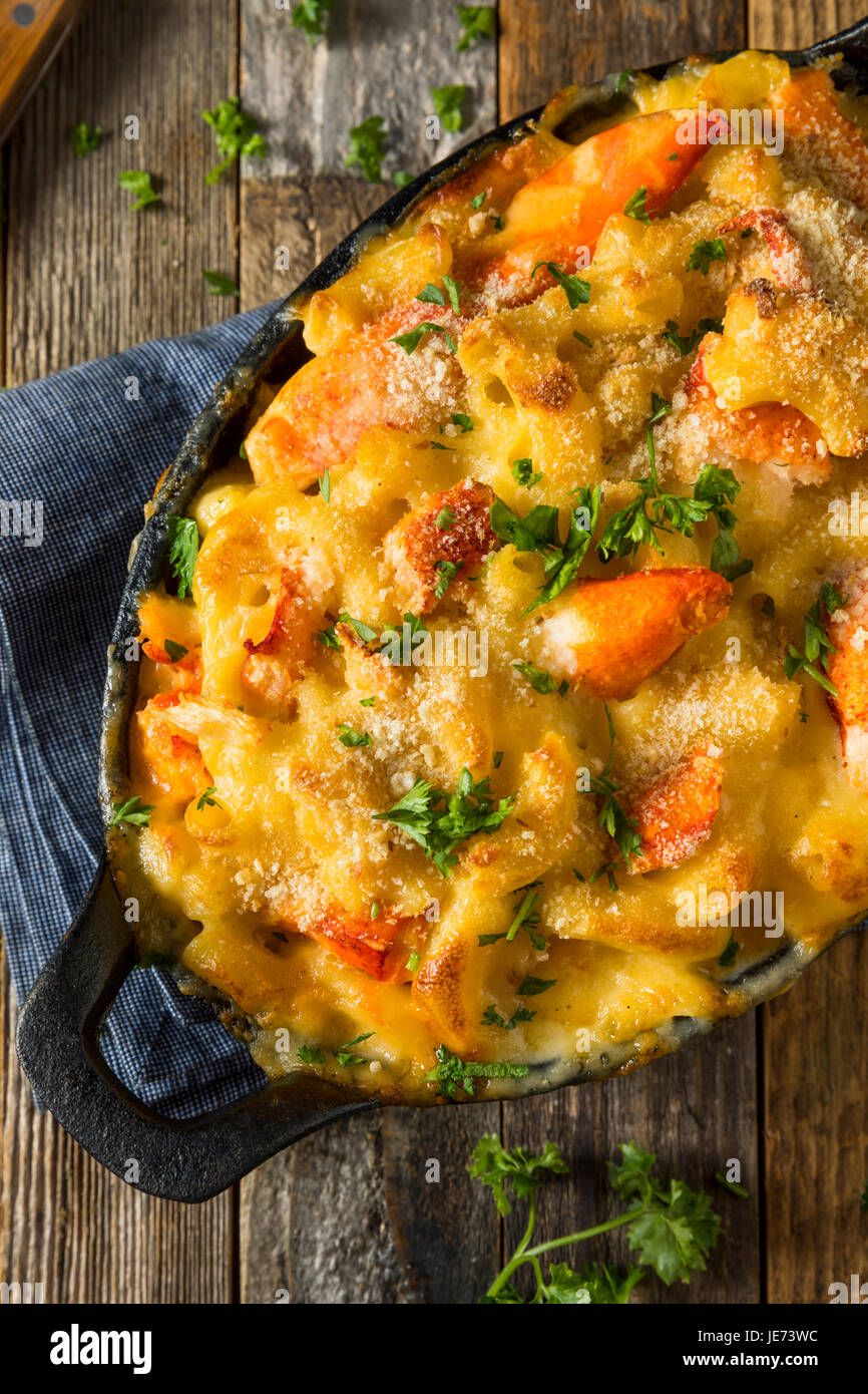 In casa astice Maccheroni e formaggio con prezzemolo e pepe Foto Stock