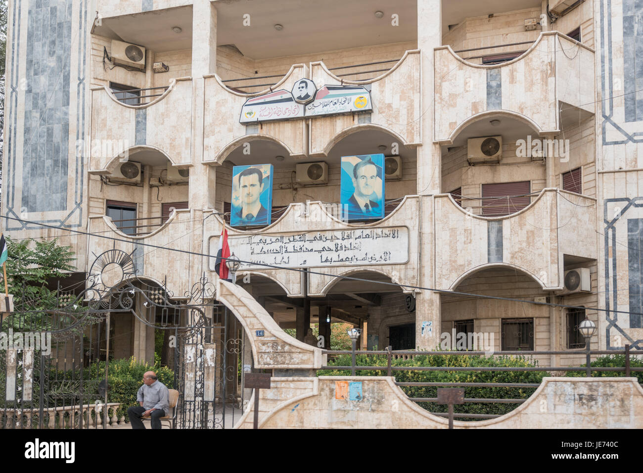 Palazzo del Governo in Hasakeh, Siria, con i ritratti del presidente e di suo padre. Foto Stock