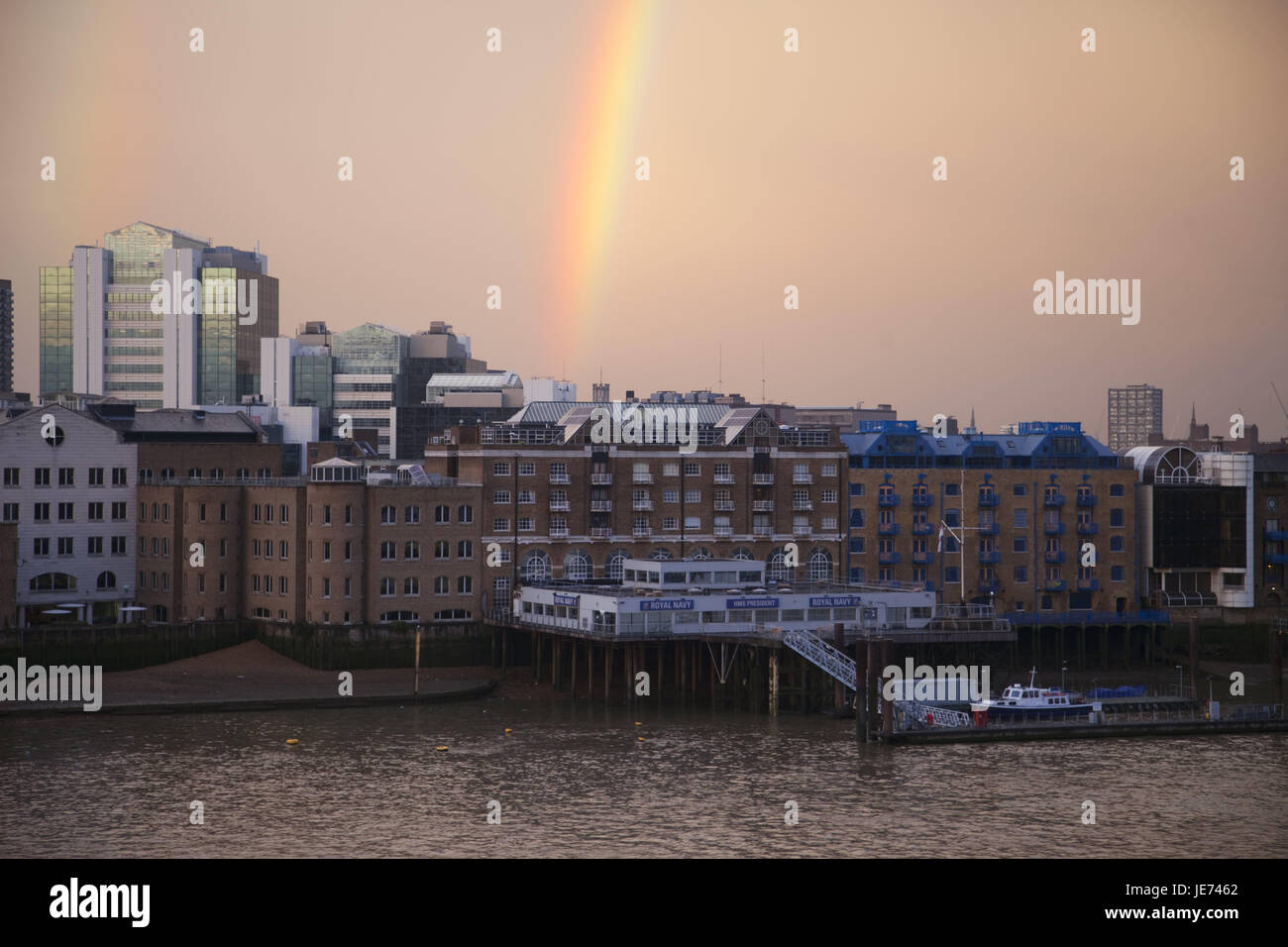 Inghilterra, Londra, dock paese, il Tamigi, rainbow, UK, GB, case, edifici, il quartiere finanziario, business, architettura, fiume, il turismo, la mattina, Foto Stock