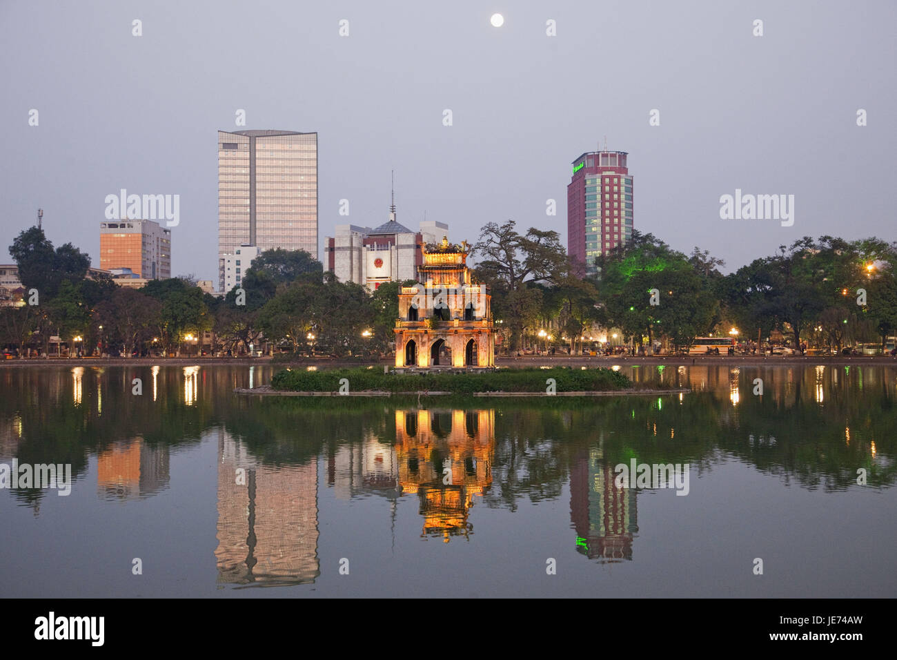 Il Vietnam, Hanoi, lago Hoan Kiem e della tartaruga tower, Foto Stock