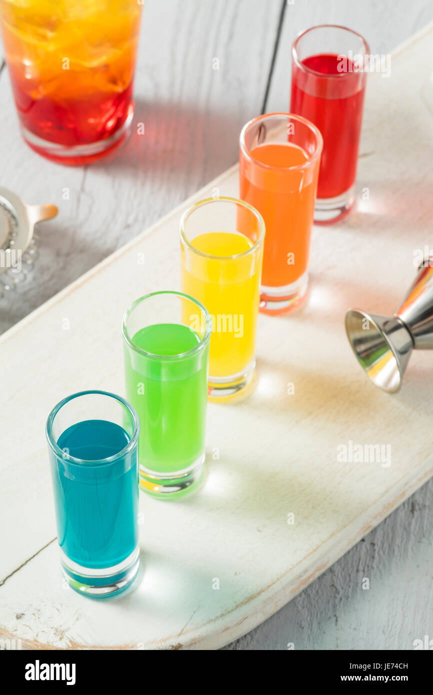 Colorato Rainbow alcolica scatti pronta da bere Foto Stock