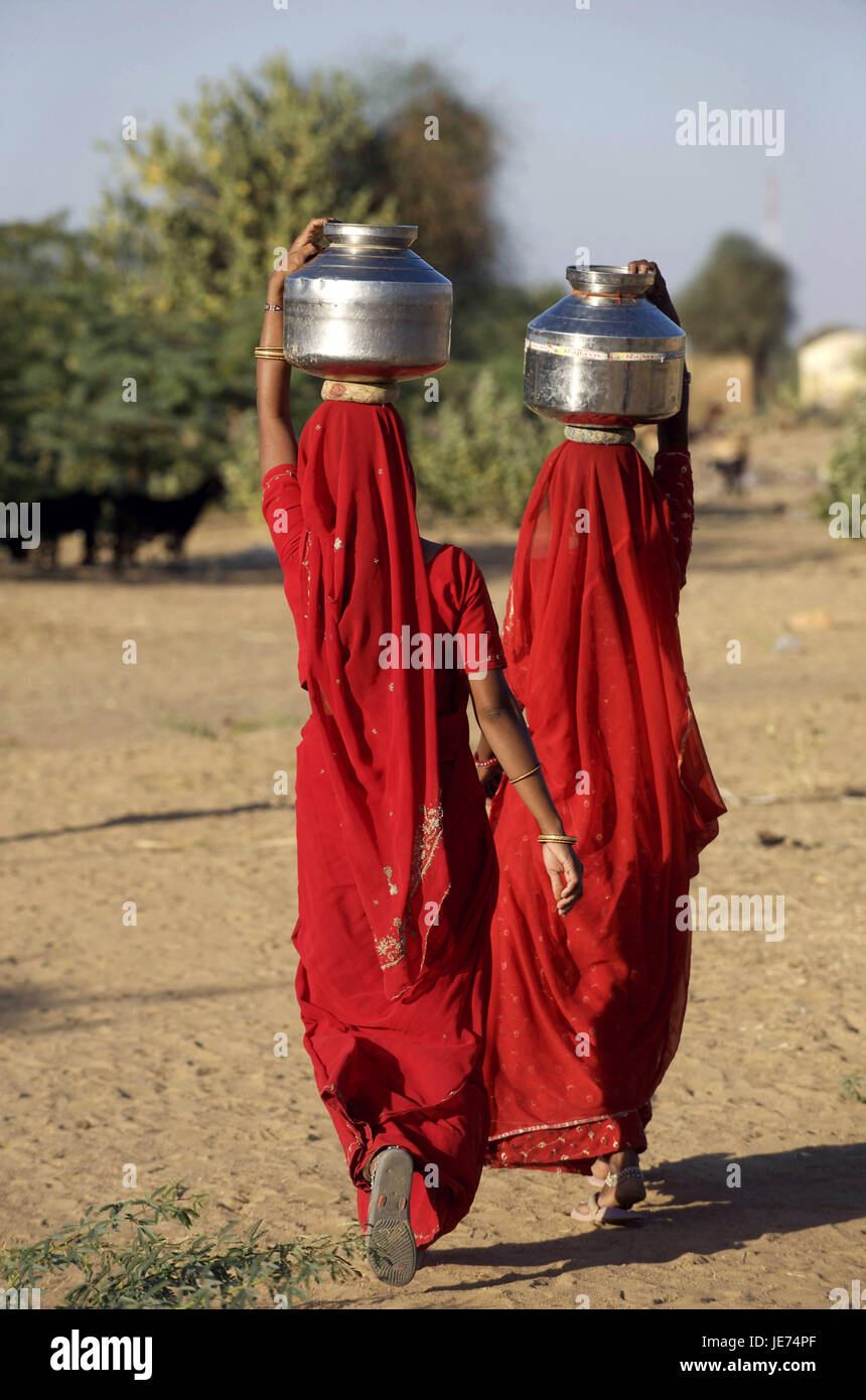 India Rajasthan, regione di Jaisalmer, villaggio Khuri, due donne sulla strada per il bene, Foto Stock