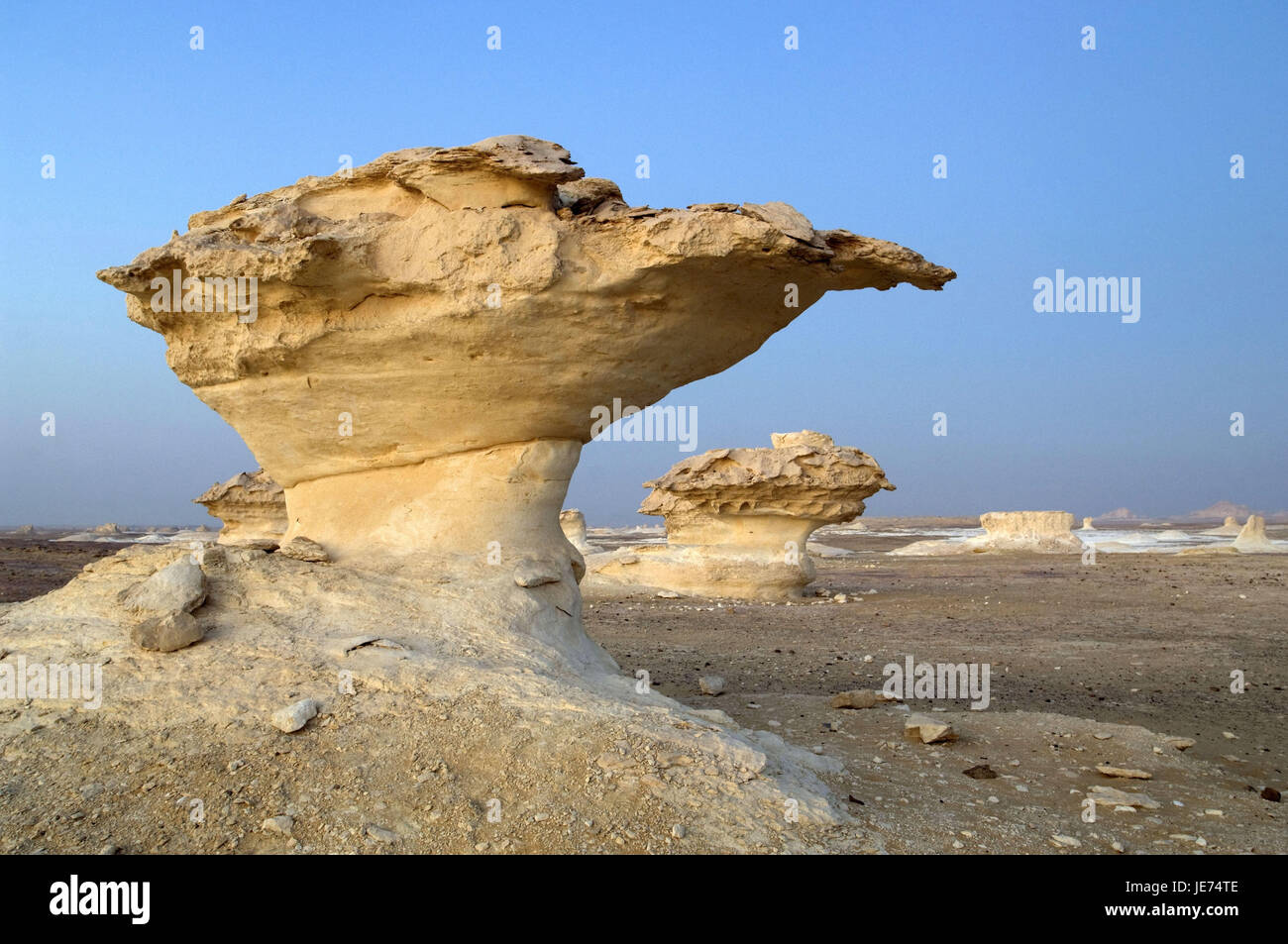Africa, Egitto, deserto libico, White Desert, formazione di bile e cielo blu, Foto Stock