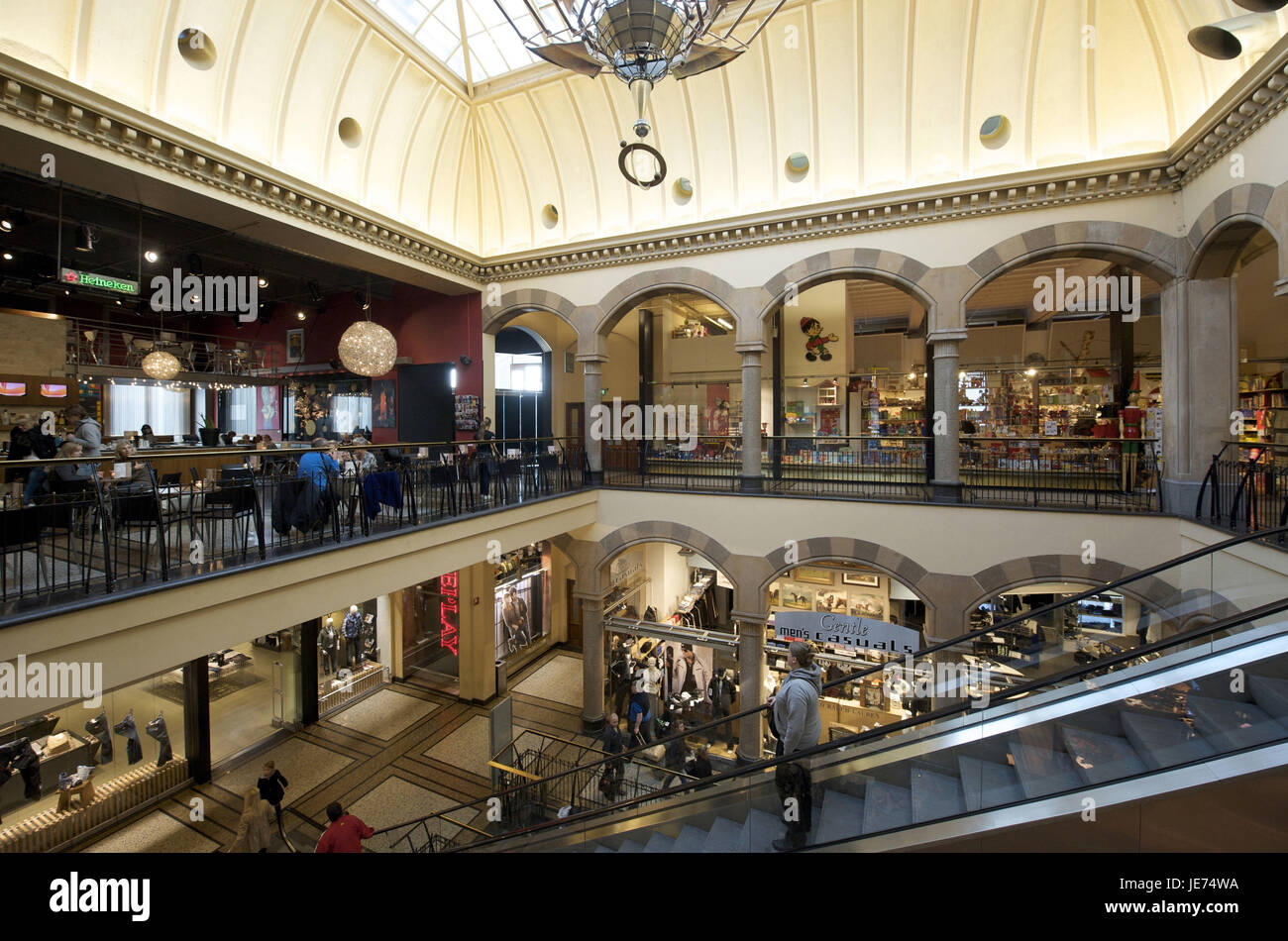 Holland, Paesi Bassi, Amsterdam, centro commerciale, turistico nella Magna Plaza, Foto Stock