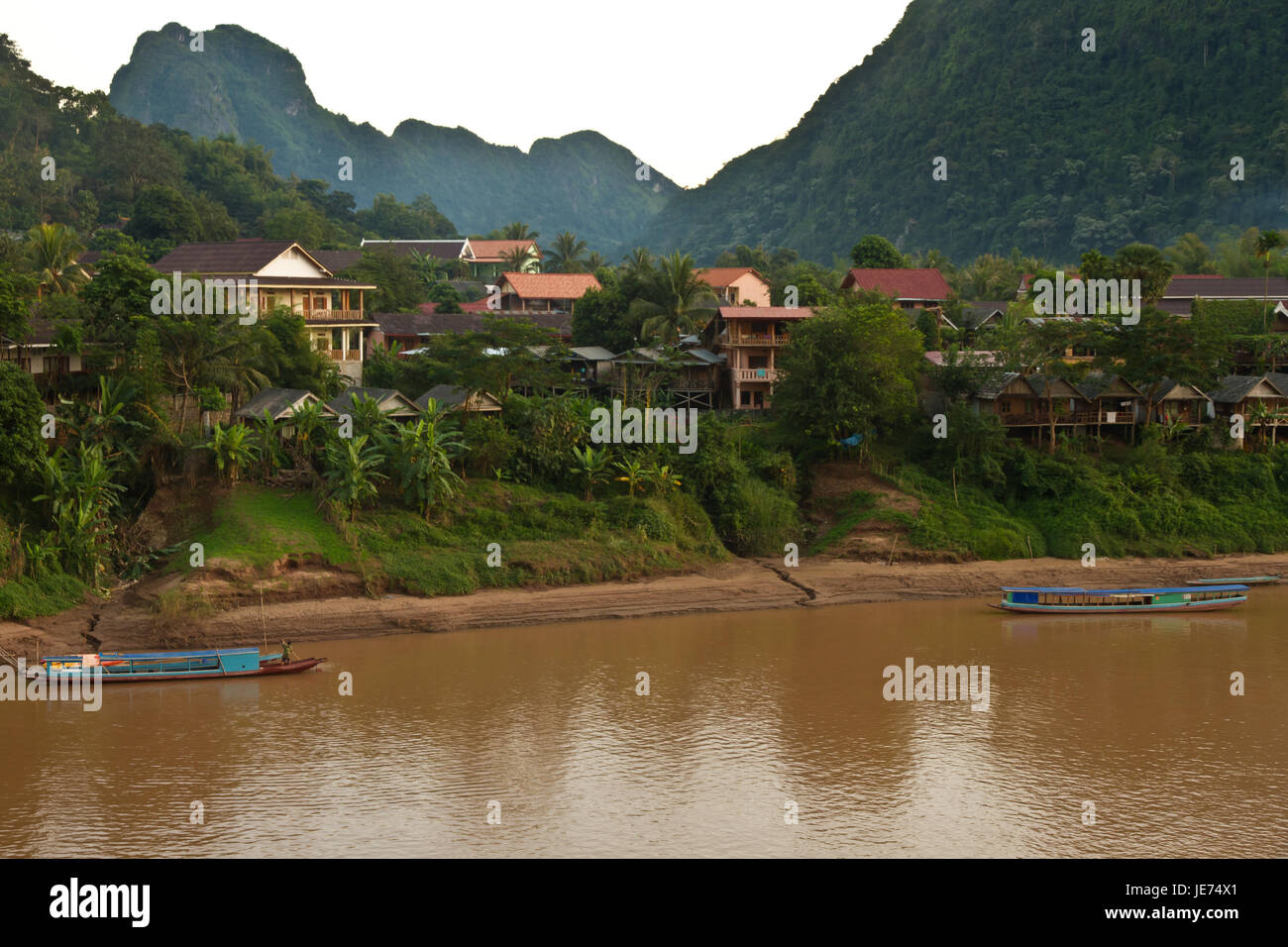 Nam Ou nel fiume di Nong Khiaw village Foto Stock