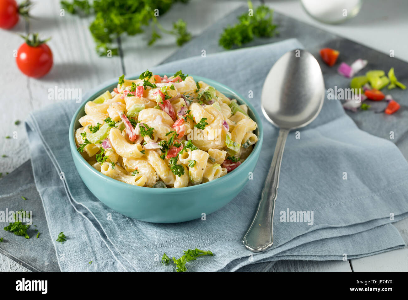 Squisiti maccheroni fatti in casa con insalata di pomodoro cipolla il sedano e il prezzemolo Foto Stock