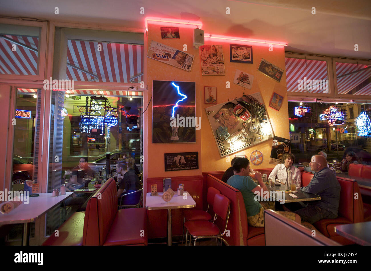Germania, Berlino, persone in un ristorante, Foto Stock