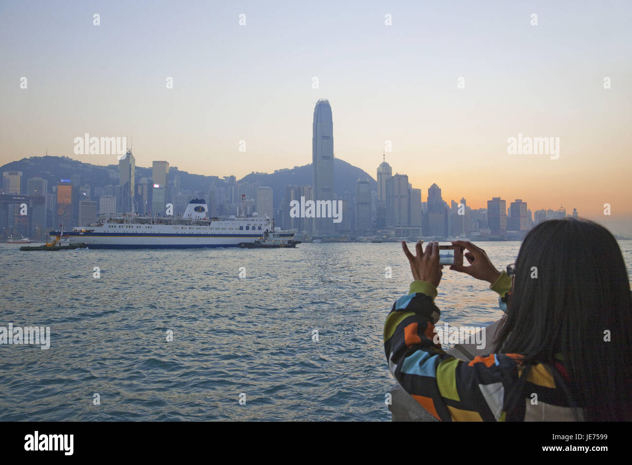 Cina, Hong Kong, Kowloon, skyline, Victoria Peak, della donna, di fotocamera digitale per scattare una foto Foto Stock