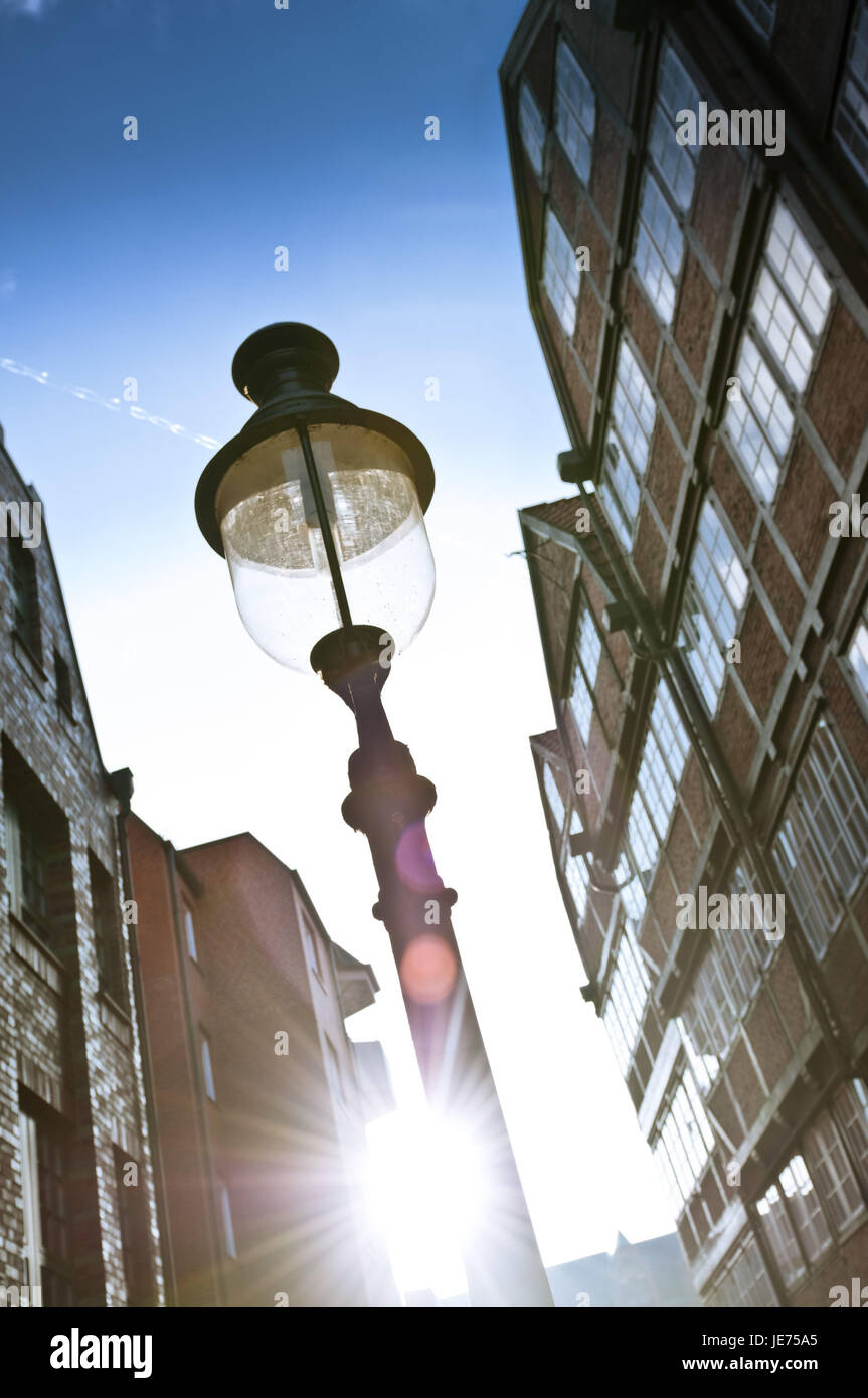 Germania, Amburgo, Città Vecchia, Reimerstwiete, semi-case con travi di legno, lampione, il sole, la luce posteriore, Foto Stock