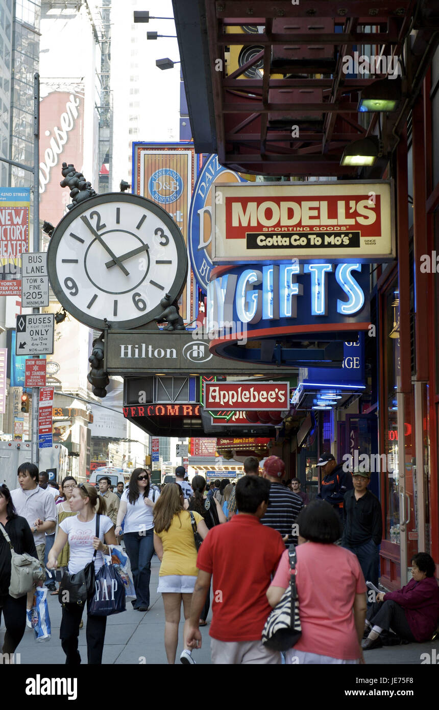 Stati Uniti, America, New York Manhattan, Times Square, 42ND STREET, passanti sulla strada, Foto Stock