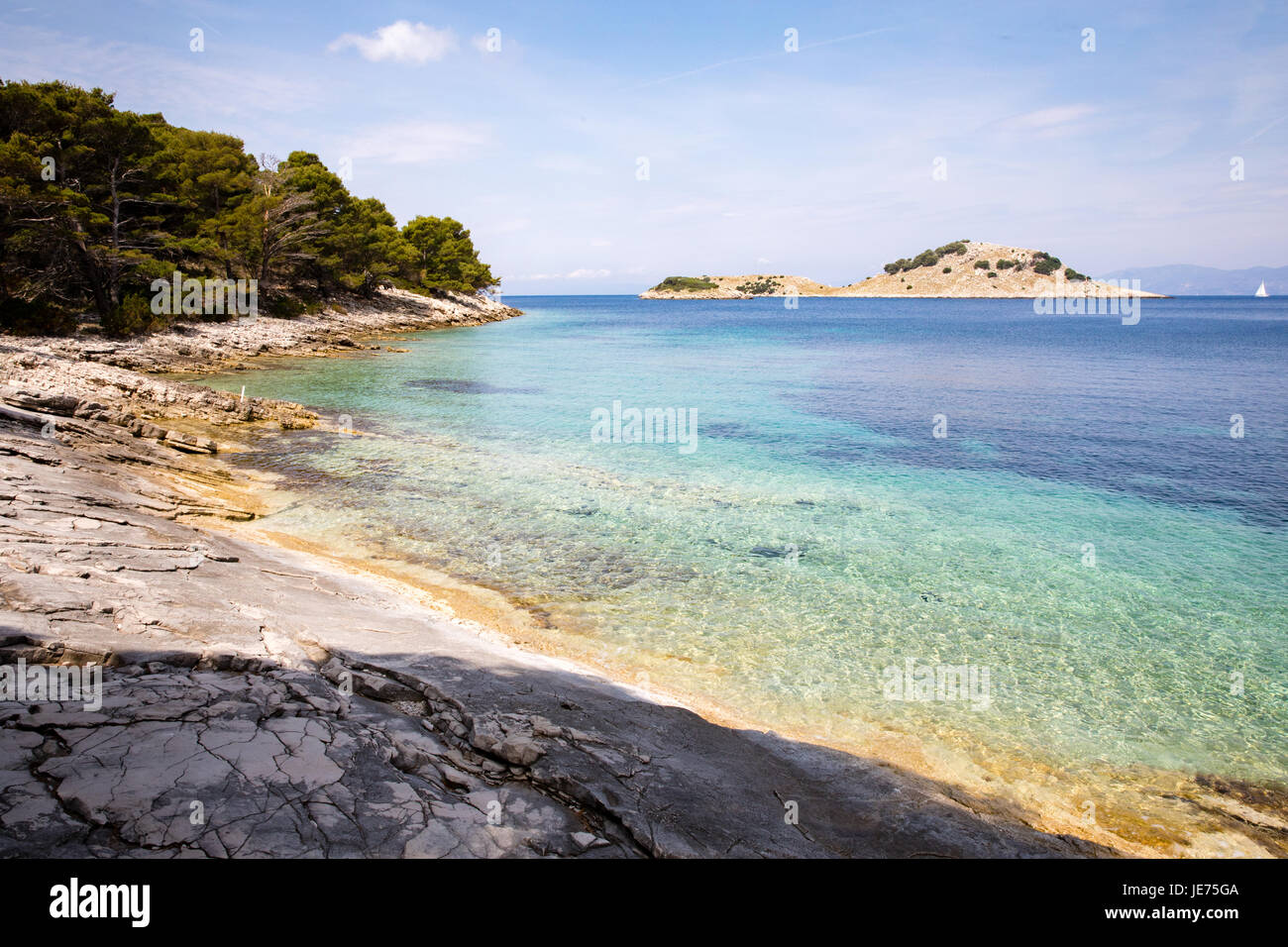 Rocky Liskanje baia tra Pomena e Polace guardando verso Korcula sulla costa occidentale di Mljet in Adriatico croato Foto Stock