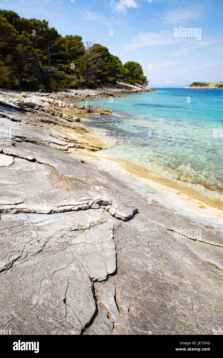 Rocky Liskanje baia tra Pomena e Polace guardando verso Korcula sulla costa occidentale di Mljet in Adriatico croato Foto Stock