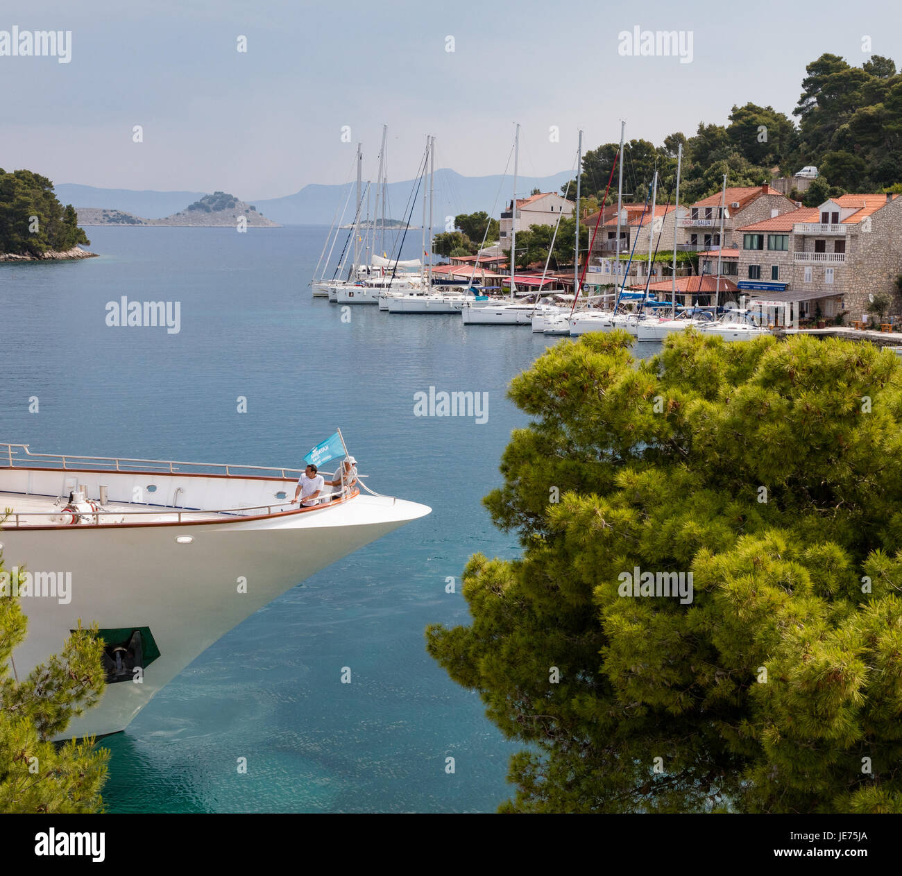 Due persone rilassatevi sulla prua di un grande oceano andando nel porto di Pomena sull isola di Mljet in Croazia Foto Stock