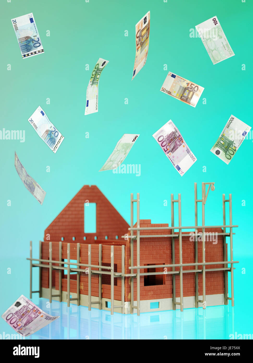 Modello di casa, casa unifamiliare, shell, monetaria pioggia, icona, risparmio di costruzione, costruzione casa premium, [M], real estate, il possesso, la proprietà propria casa, casa, modello modello di casa, casa residenziale, uomini al lavoro, impalcatura, incomplete, banconote, denaro, pioggia, immobili residenziali, concezione, piano finanziario, la costruzione della società accordo di risparmio, economia di costruzione anticipo, spese, costi di costruzione, distribuzione dei redditi, interesse di credito, interessi, gli interessi sul prestito, finanziamento, uscite di finanziamento della costruzione, investimenti, spese, monetaria la benedizione, la rendita di vecchiaia, l'acquisto della casa, Foto Stock