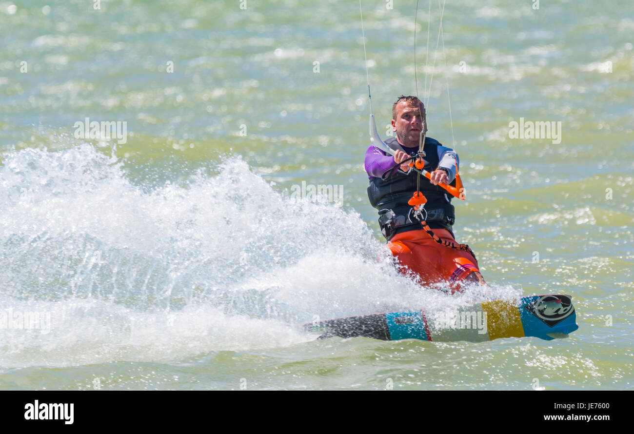 Il kitesurfing in mare in una giornata di vento. Foto Stock