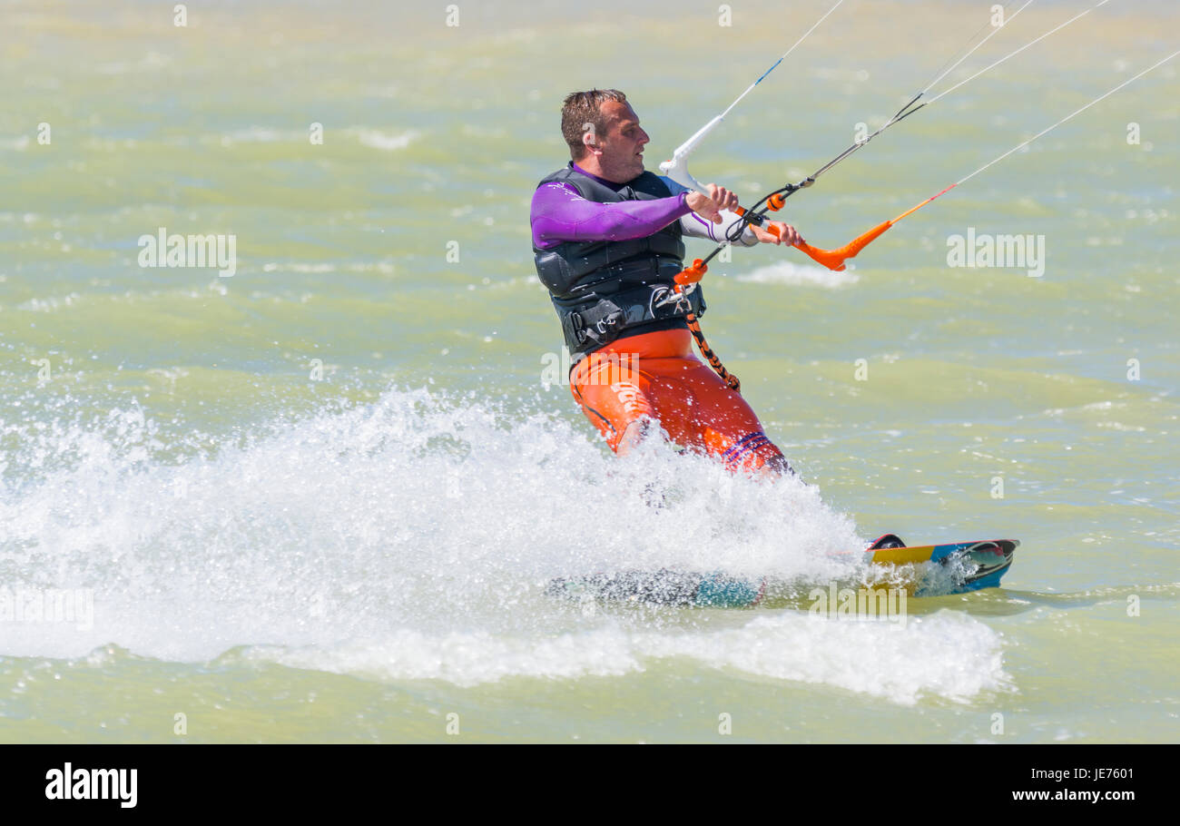 Il kite surf in mare in una giornata di vento. Kitesurfer. Foto Stock