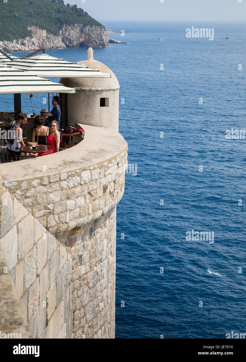 Torretta di avvistamento Torre e cafe sulle mura della città di Dubrovnik sulla costa dalmata della Croazia Foto Stock