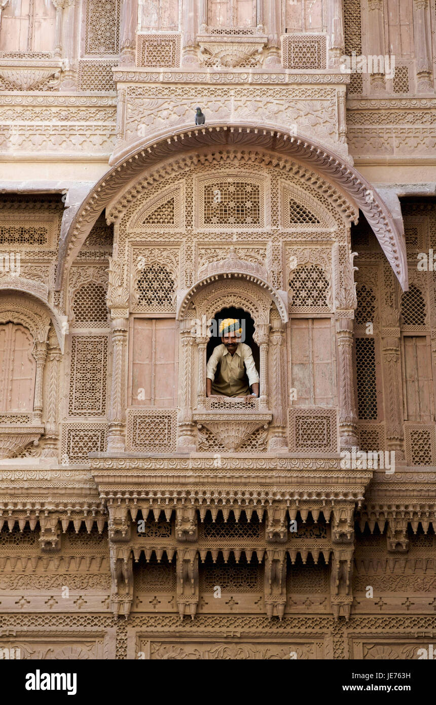 India Rajasthan, Jodhpur, il Forte Mehrangarh, uomo guarda dalla finestra, Foto Stock