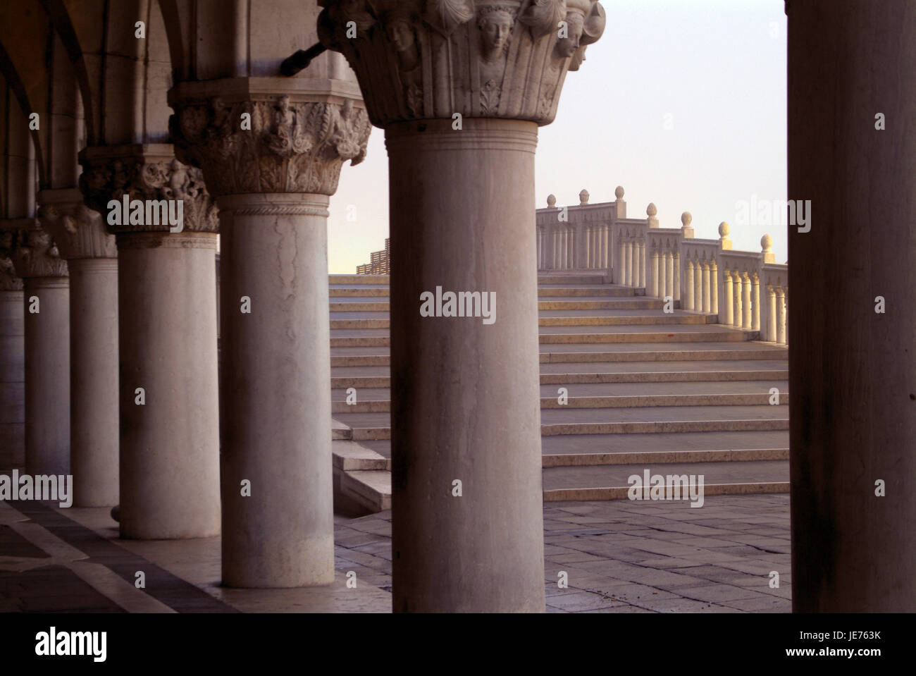 Venezia, vista da portici del Palazzo Ducale Ponte di Rialto Tu, la luce del mattino, Foto Stock