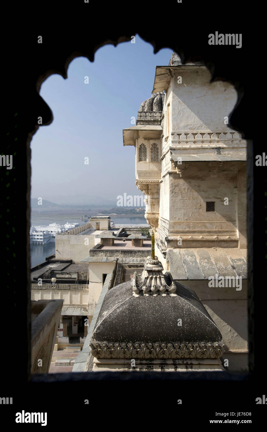 India Rajasthan, Udaipur, Palazzo di città, la vista dalla finestra Foto Stock