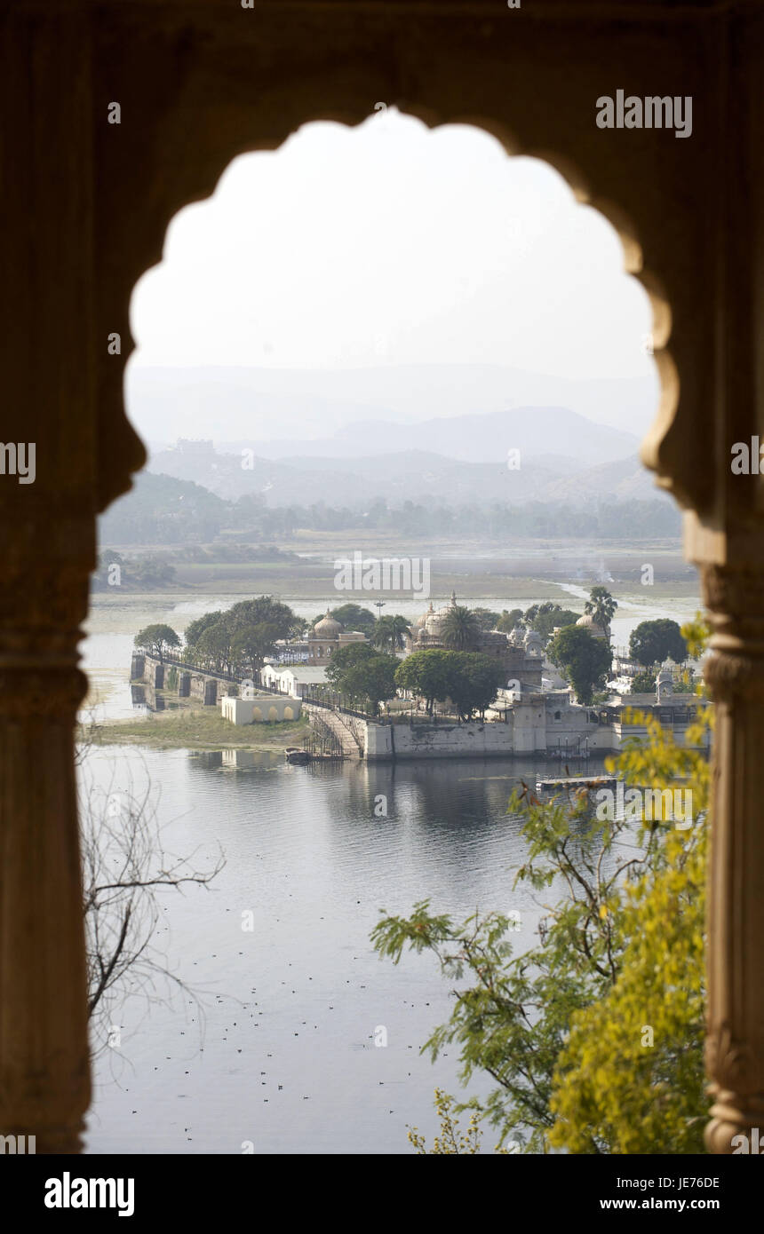 India Rajasthan, Udaipur, vista da una finestra sulla caccia Mandir tempio dell'acqua, Foto Stock