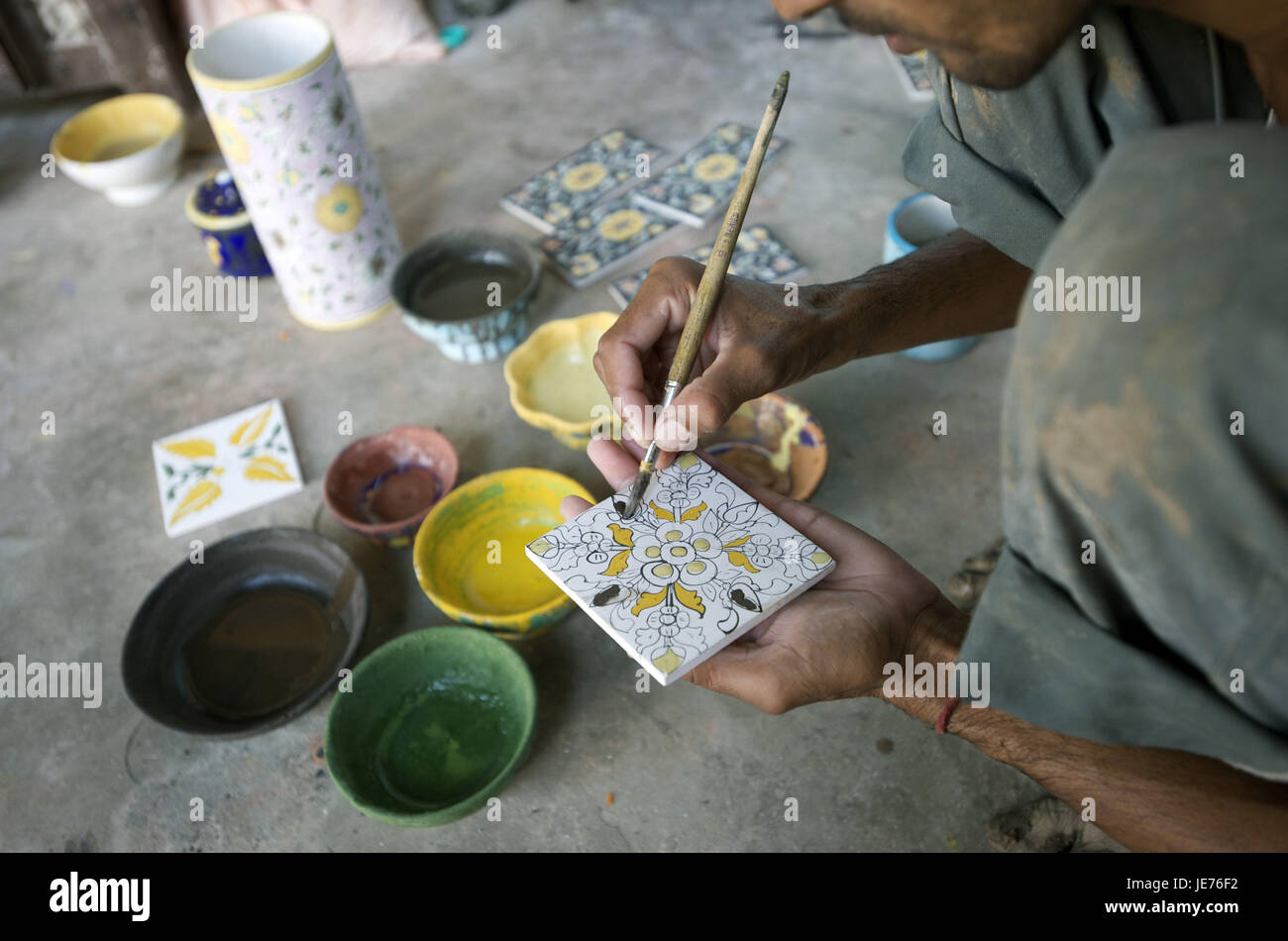 India Rajasthan, Jaipur, Sanganer, ceramica e piastrelle sono verniciati, Foto Stock
