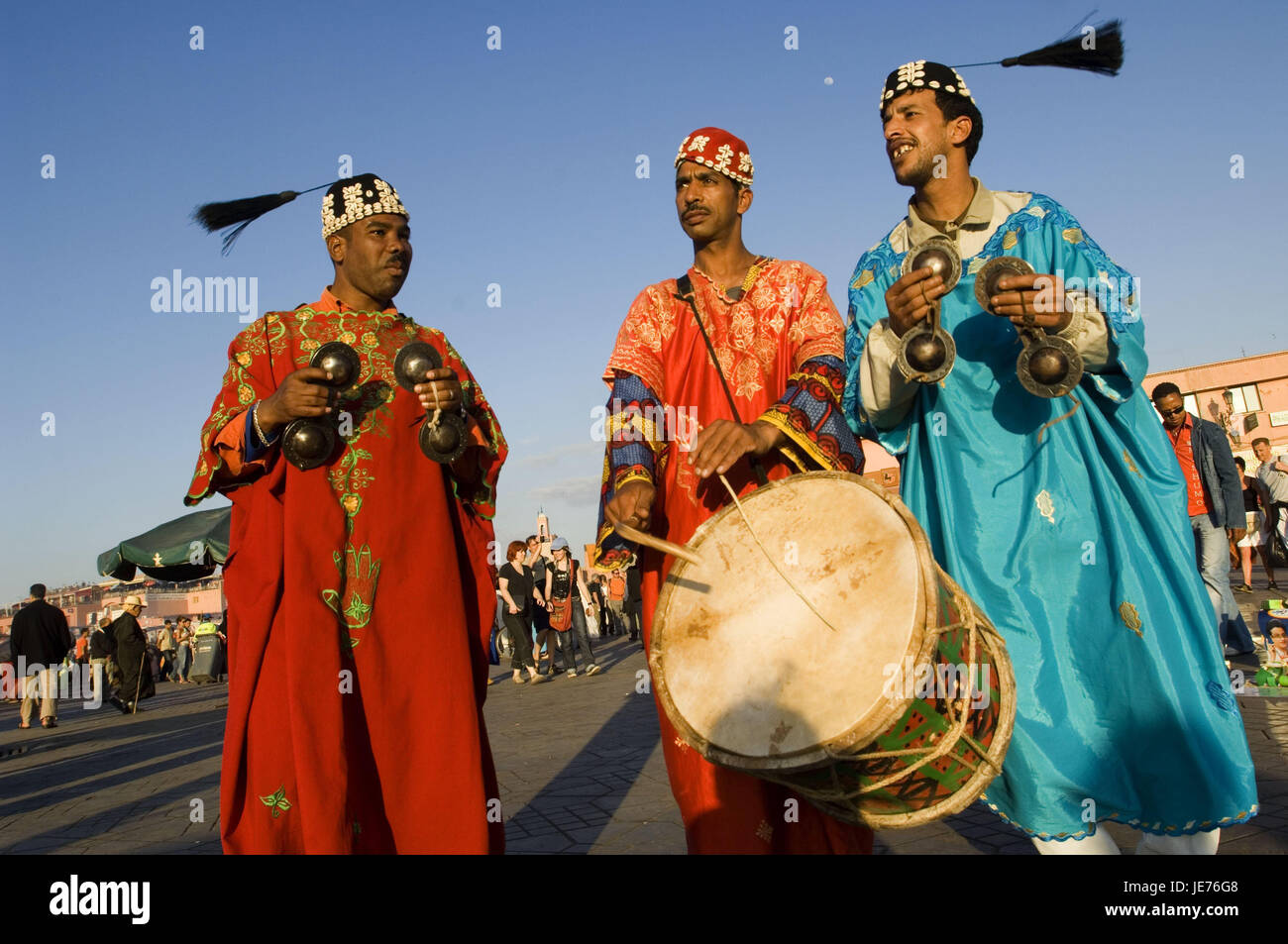 Il Marocco, Marrakech, spazio Jemaa-El-Fna, musicista, tre, nessun modello di rilascio, Africa, Nord Africa, luogo di interesse, la cultura, la persona, la gente del posto che i marocchini, vestiti, tradizionalmente, copricapo, nappe, strumenti musicali, cembali, tamburo, musica, fare musica, Foto Stock
