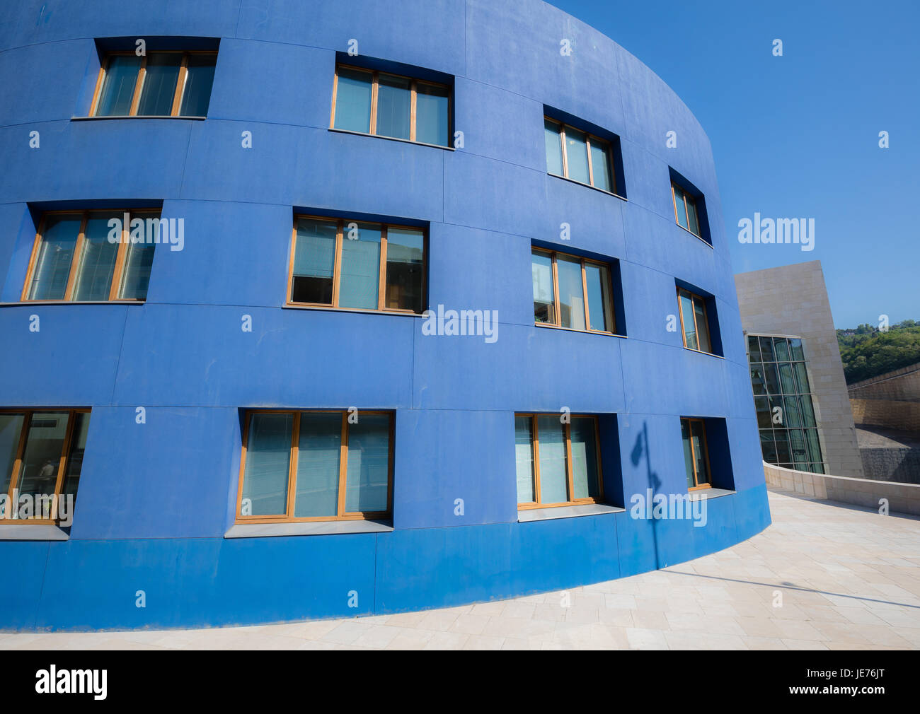 Blu cilindrico allegato del Museo Guggenheim Bilbao in Spagna del Paese Basco con asimmetrico di configurazione della finestra Foto Stock