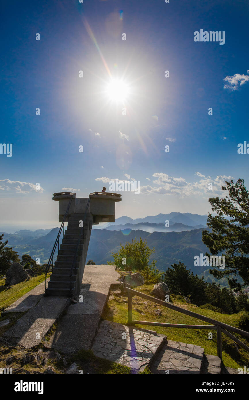Mirador del Fito viewpoint in Picos de Europa nel nord della Spagna - una piattaforma rialzata che permette allo spettatore vedere sopra le cime degli alberi Foto Stock