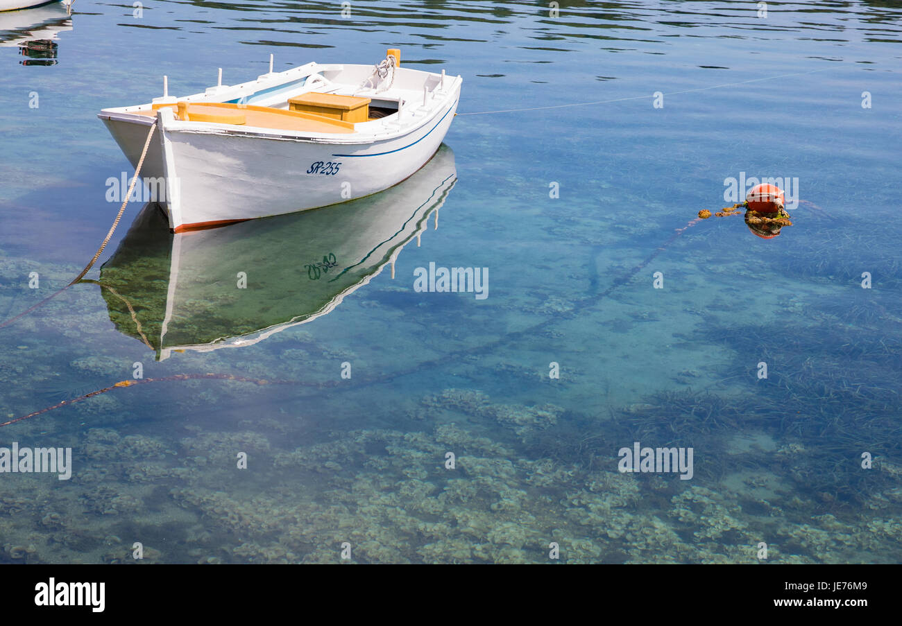 Piccola barca in porto poco profonda di Pomena sulla costa occidentale dell'isola di Mljet in Croazia Foto Stock