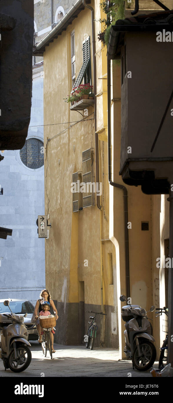 L'Italia, Toscana, Lucca, città vecchia, strette lane, ciclista sulla strada, Foto Stock