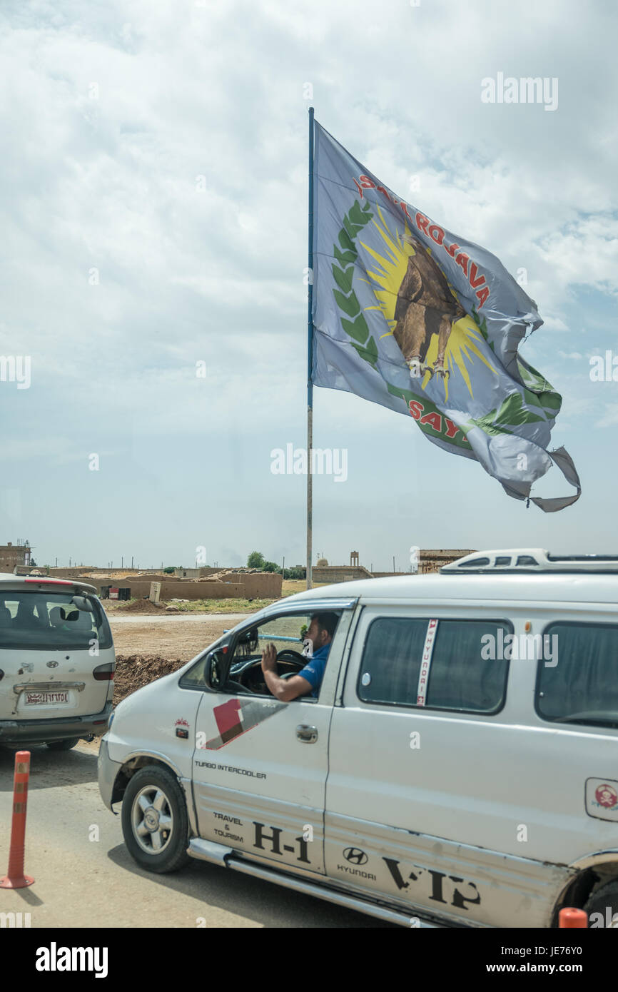 Checkpoint curda con la bandiera del YPG, Curdo Partito Rivoluzionario vicino Malkieh, Siria. Foto Stock