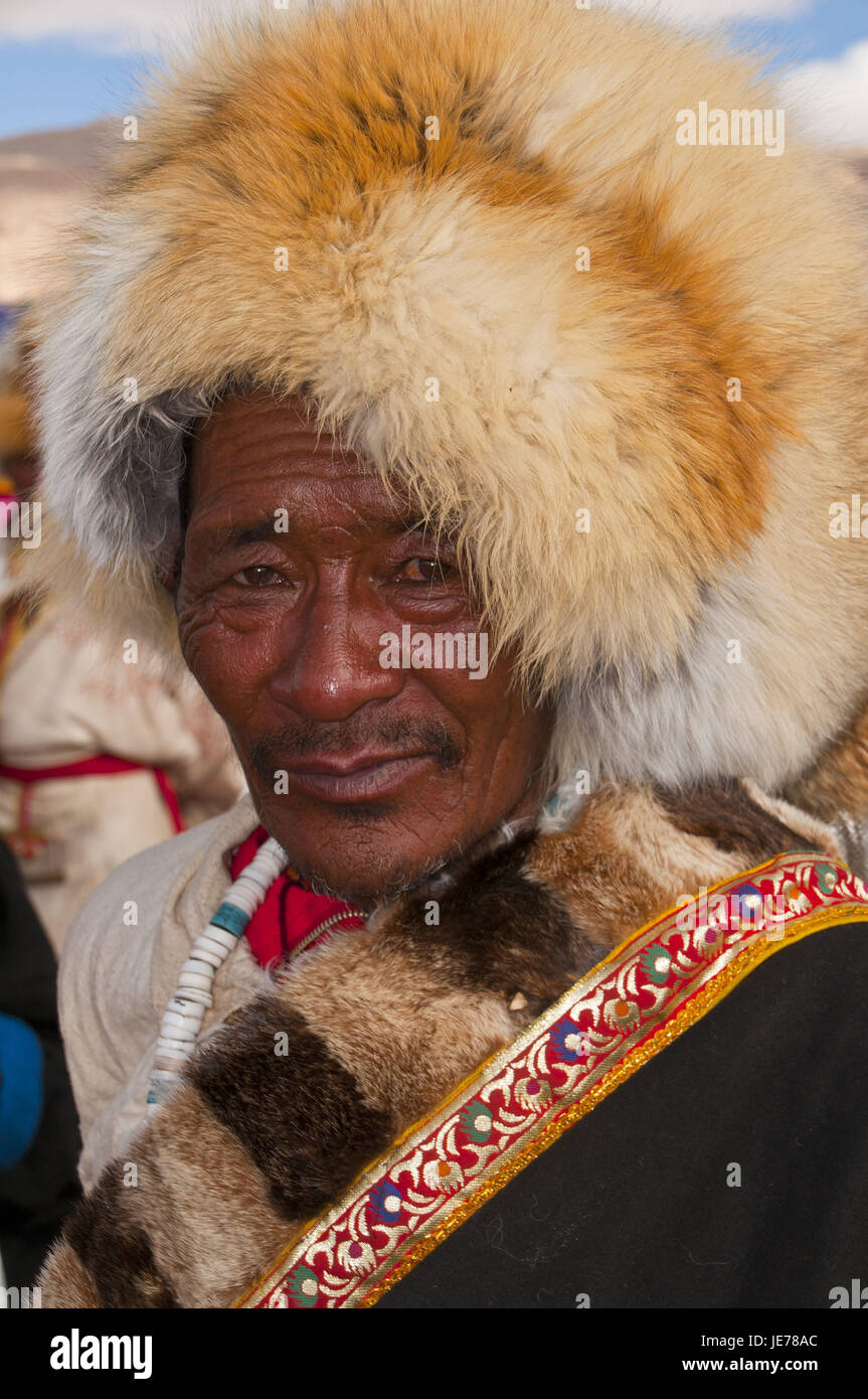 Tradizionalmente vestito uomo al festival delle tribù in Gerze nell ovest del Tibet, Asia Foto Stock