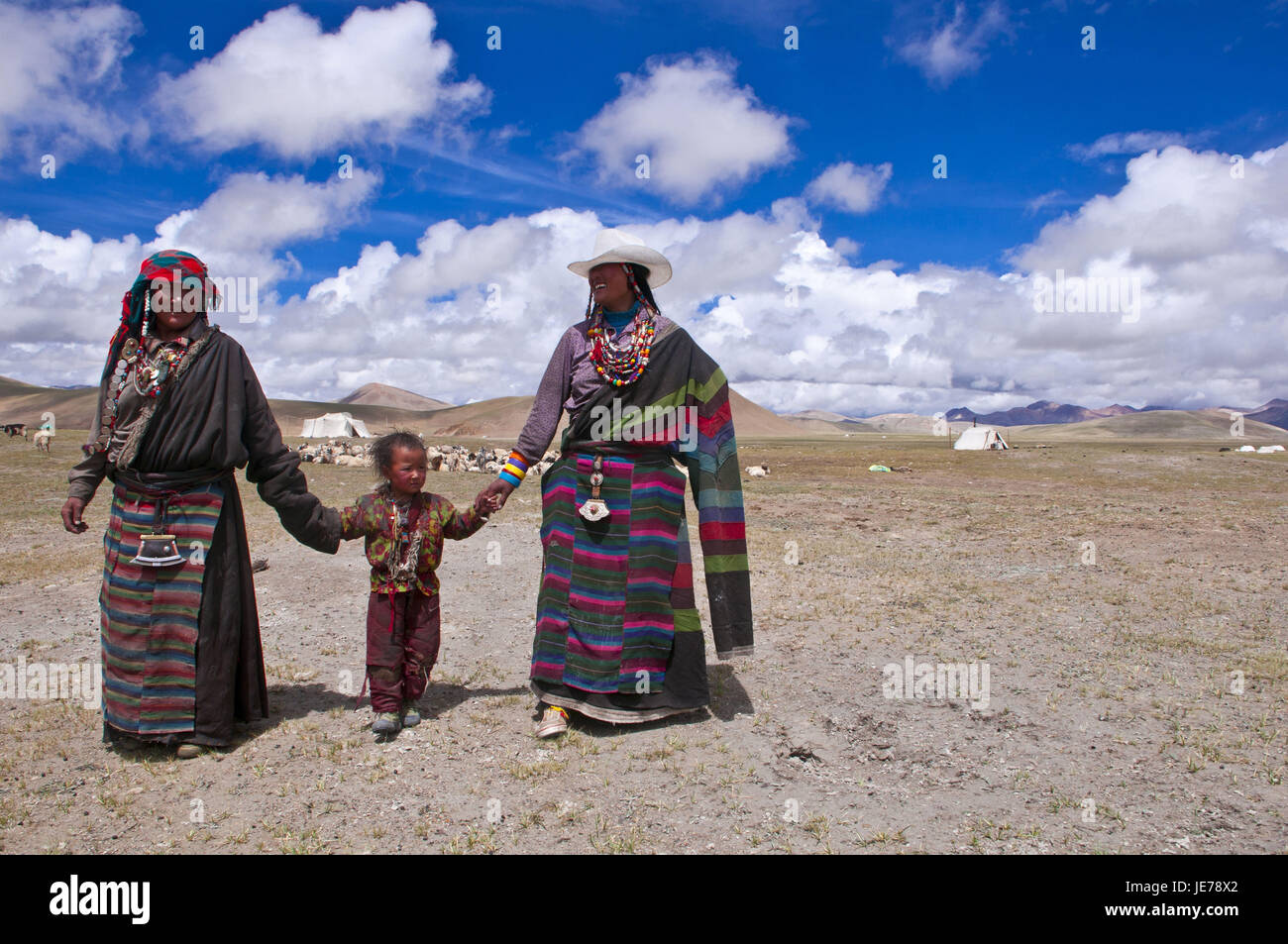 Tradizionalmente condita pastore la donna con bambino lungo la strada di Tsochen a Lhasa, in Tibet occidentale, Asia Foto Stock