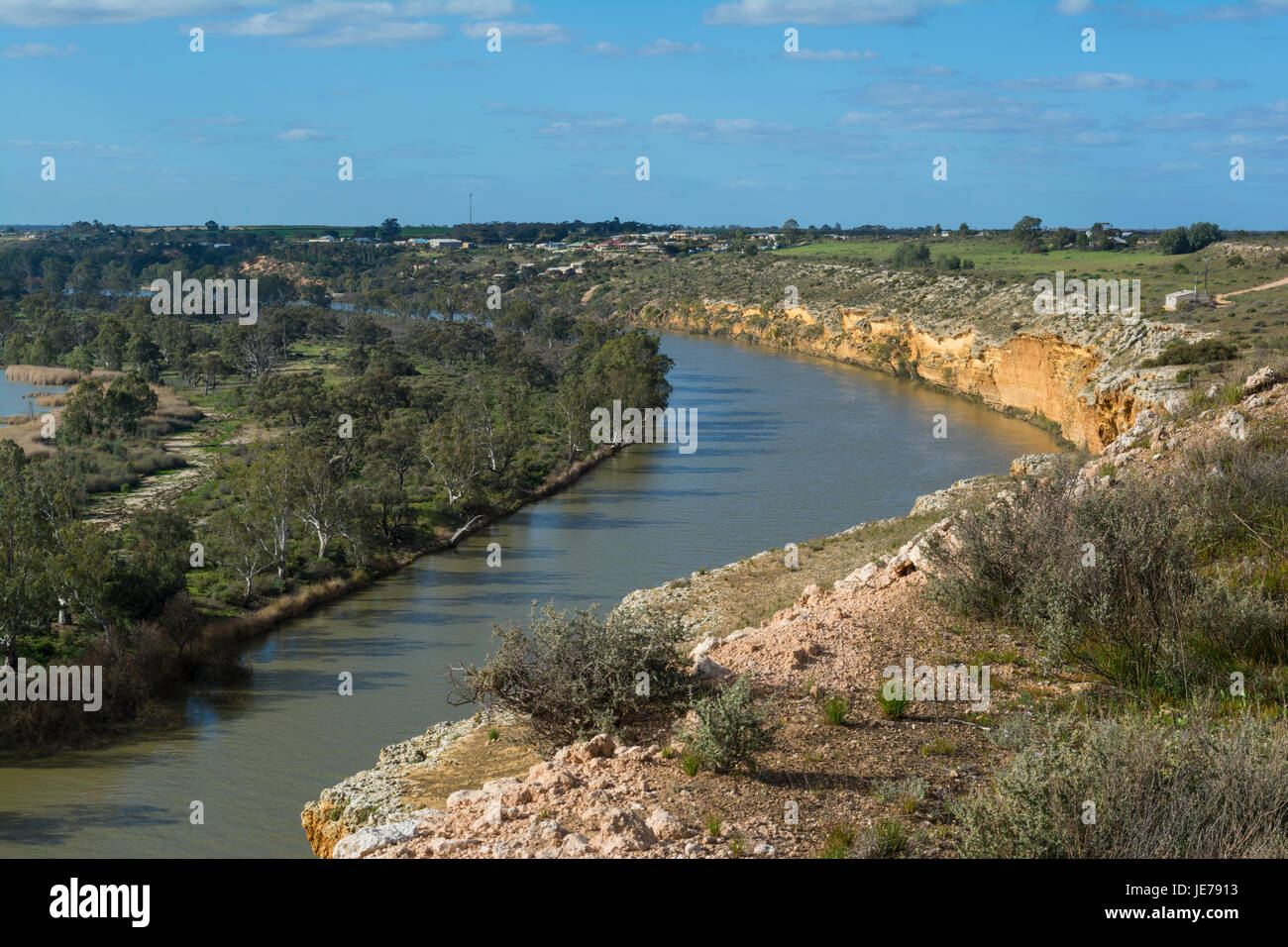Guardando verso il basso sul fiume Murray vicino Nildottie dalla cima delle scogliere, Murraylands regione del Sud Australia Foto Stock