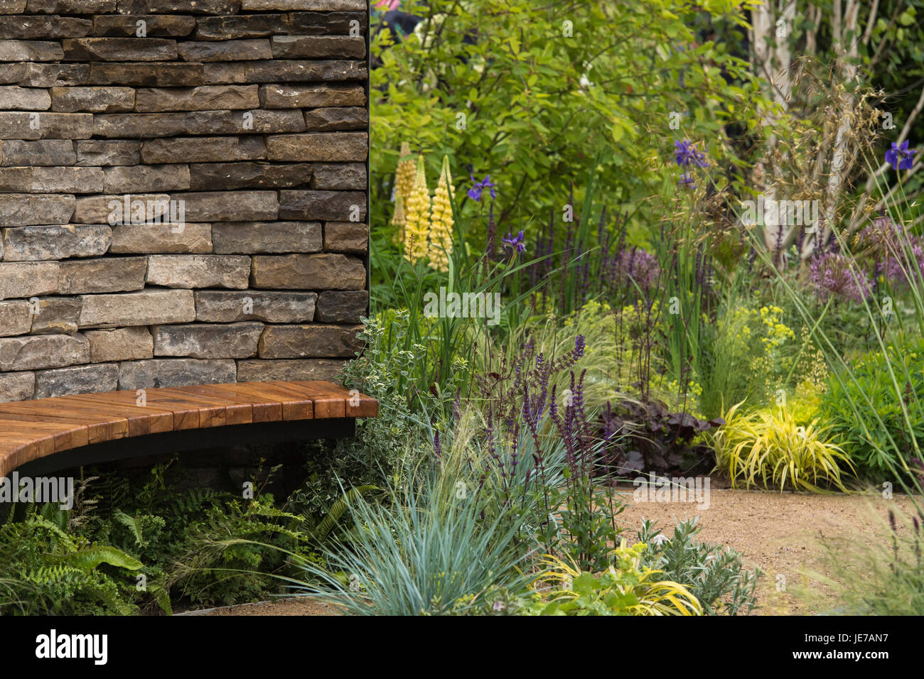 Tranquilla e appartata area con posti a sedere e impianti - tempo per tutto visualizza giardino, prima RHS Chatsworth Flower Show, la Chatsworth House, Derbyshire, Inghilterra, Regno Unito. Foto Stock