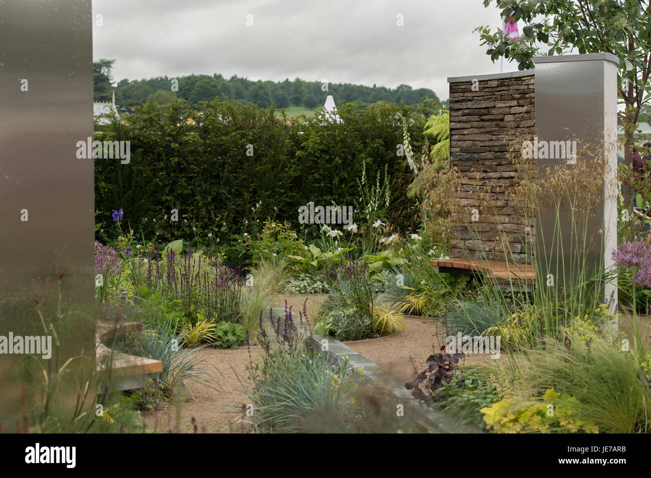 Tranquilla e appartata area con posti a sedere e impianti - tempo per tutto visualizza giardino, prima RHS Chatsworth Flower Show, la Chatsworth House, Derbyshire, Inghilterra, Regno Unito. Foto Stock