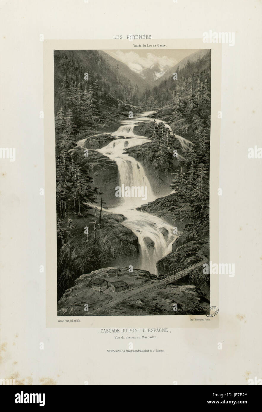 Questa foto cattura la Cascade du Pont d'Espagne, situata nella valle di Marcadau. La scenografica cascata è una popolare attrazione naturale nei Pirenei, con le sue viste pittoresche e i dintorni mozzafiato. Foto Stock