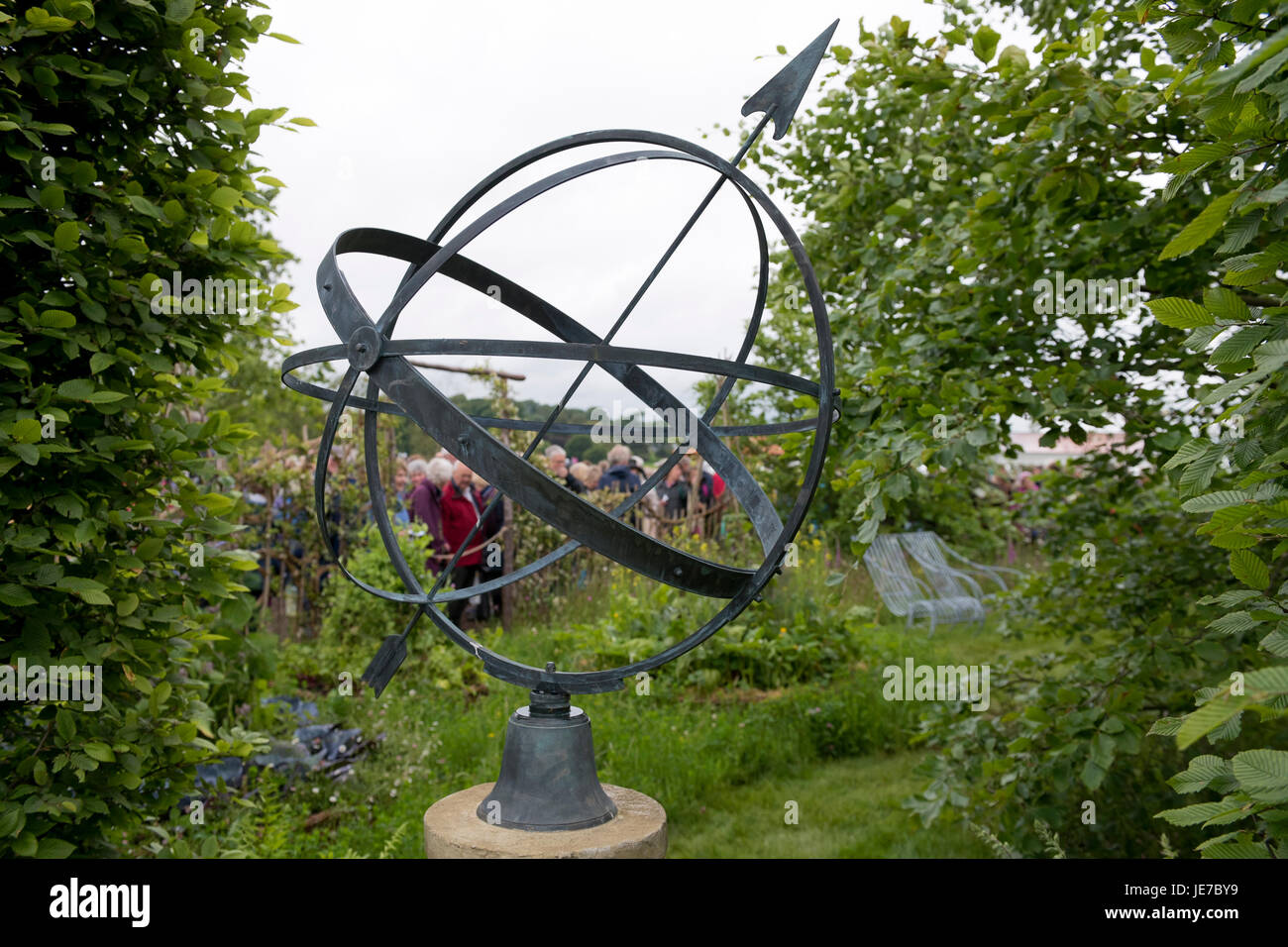 Vista del giardino mostra in prima RHS Chatsworth Flower Show, la Chatsworth House, Derbyshire, Regno Unito - sfera armillare in Belmond Giardini incantati. Foto Stock