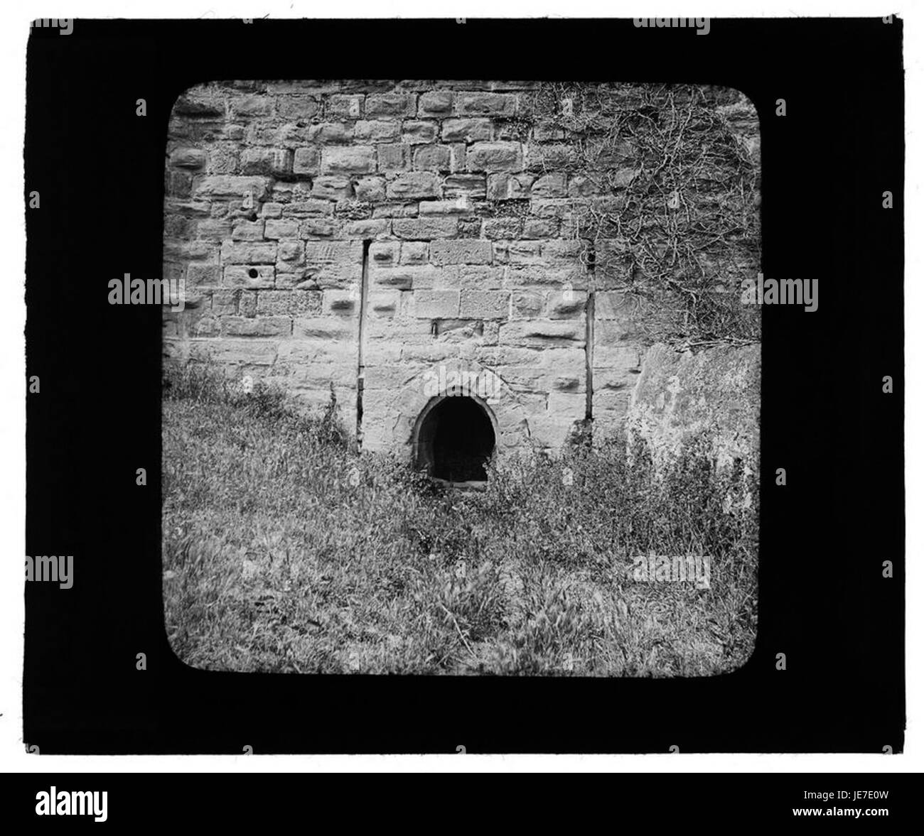 Una fotografia storica di Carcassonne, catturata dalla collezione Fonds Trutat, che mette in risalto la città fortificata medievale con i suoi caratteristici bastioni e torri. Foto Stock