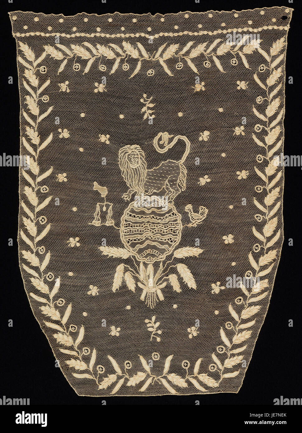 La faccia del sacchetto si riferisce a un tipo di oggetto d'arte tessile o decorativa, spesso un frammento di un tappeto o arazzo più grande, utilizzato come appendiabiti da parete o a fini decorativi. Foto Stock