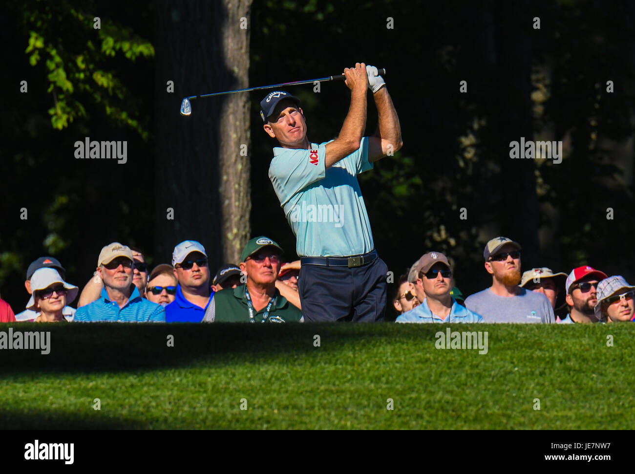 Cromwell, Connecticut, Stati Uniti d'America. 22 GIU, 2017. Jim Furyk segue il suo tee-shot sull'undicesimo foro durante il round di apertura dei viaggiatori Campionato di Golf a TPC River Highlands a Cromwell, Connecticut. Credito: Cal Sport Media/Alamy Live News Foto Stock