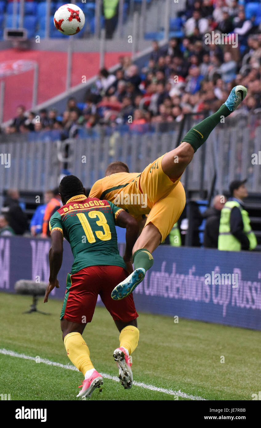 San Pietroburgo, Russia. Il 22 giugno, 2017. La Russia. San Pietroburgo. Giugno 22, 2017. I giocatori della nazionale camerunese team Bassogog cristiana e Australia Alex Gersbach (da sinistra a destra) durante il 2017 FIFA Confederations Cup group stage match tra le squadre nazionali del Camerun e Australia. Credito: Andrey Pronin/ZUMA filo/Alamy Live News Foto Stock