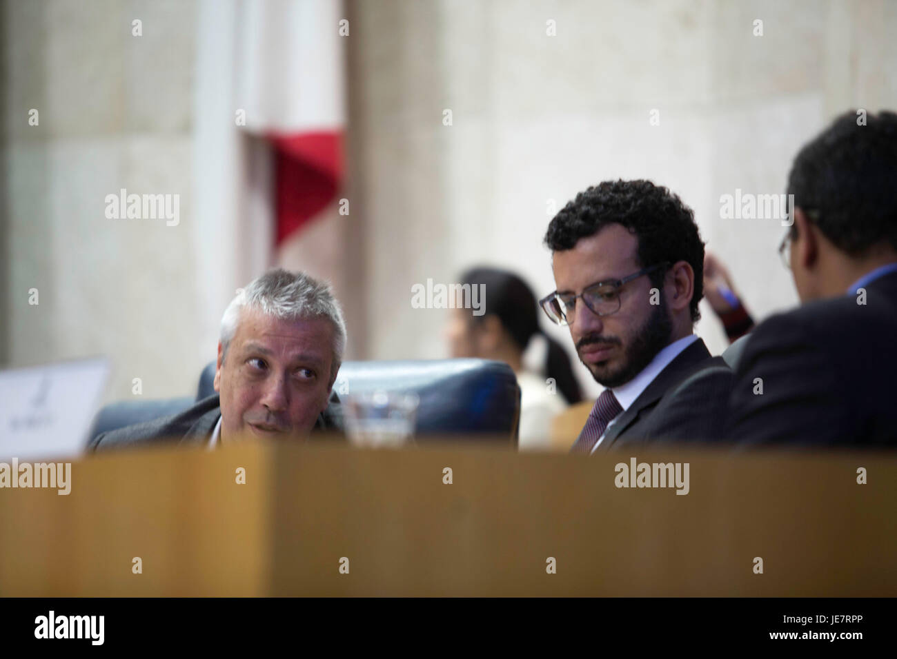 SÃO PAULO, SP - 22.06.2017: AUDIÊNCIA PÚBLICA PACOTE DE PRIVATIZAÇÕES - Consigliere Mario Covas Neto, presidente della Costituzione e la Commissione giustizia, colloqui con il consigliere Caio Miranda nel corso di una audizione pubblica a São Paulo City Hall, nel pomeriggio di giovedì prossimo (22). (Foto: Bruno Rocha/Fotoarena) Foto Stock