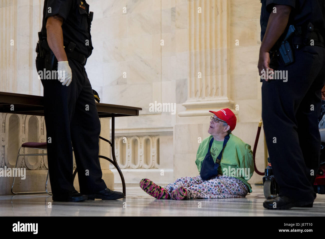 Washington, Stati Uniti d'America. Il 22 giugno, 2017. Una donna è trattenuta durante una manifestazione di protesta all'interno del senato di Russell ufficio edificio sulla collina del Campidoglio di Washington, DC, Stati Uniti, il 22 giugno 2017. Senato leader repubblicani svelato la loro health care bill giovedì. Credito: Ting Shen/Xinhua/Alamy Live News Foto Stock