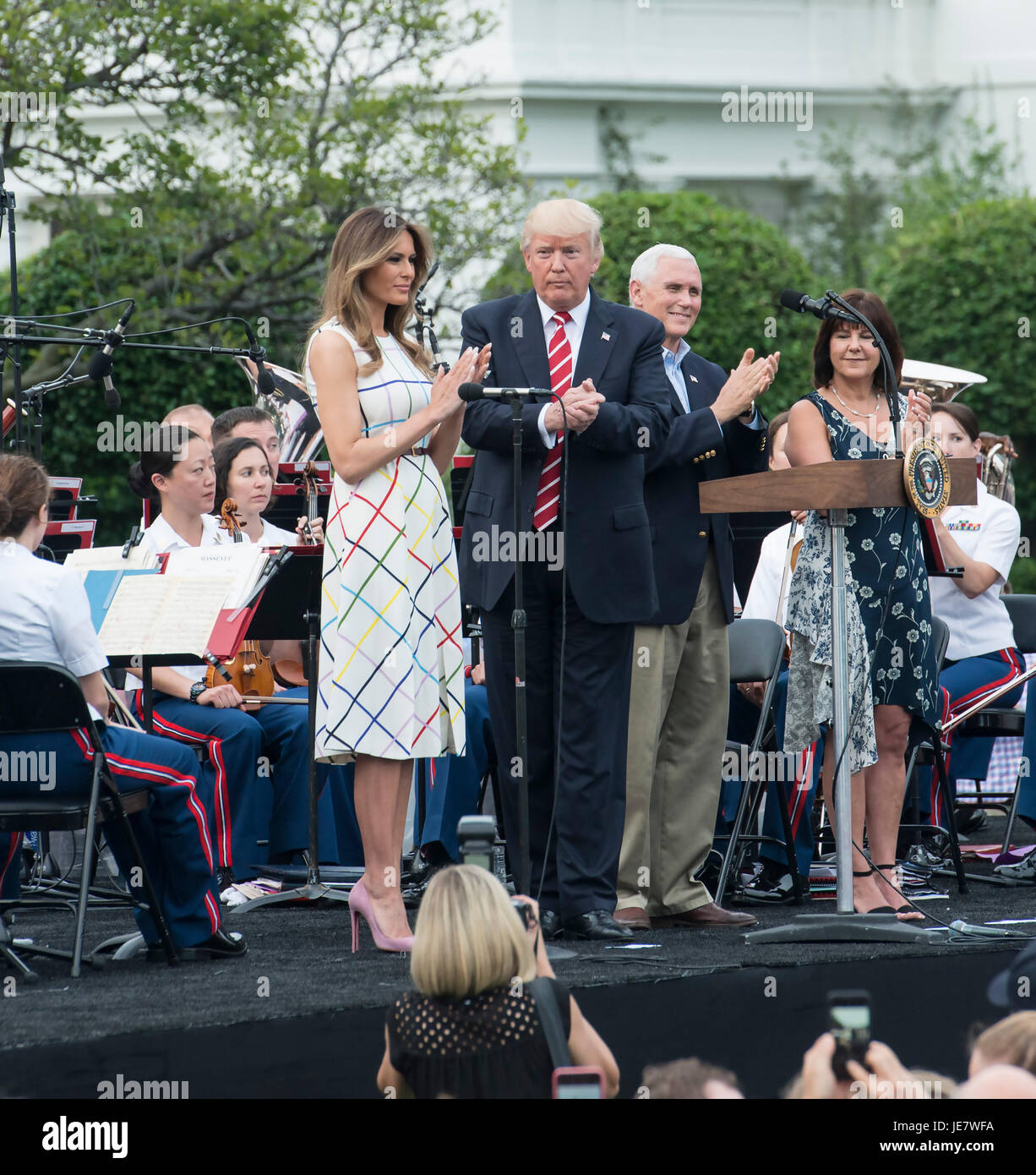 Washington, Stati Uniti d'America. Il 22 giugno, 2017. Washington DC, Giugno 22, 2017, USA: presidente Donald Trump J e la First Lady Melania benvenuti membri della Camera e del Senato per il congresso annuale di casa bianca picnic sulla South Lawn della Casa Bianca. Patsy Lynch/Alamy Credito: Patsy Lynch/Alamy Live News Foto Stock